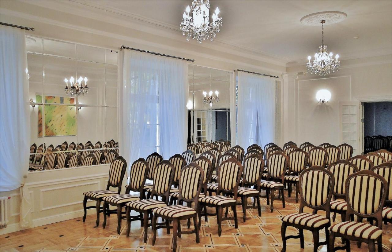 Palac Kobylin Buitenkant foto