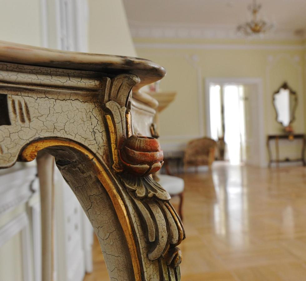 Palac Kobylin Buitenkant foto