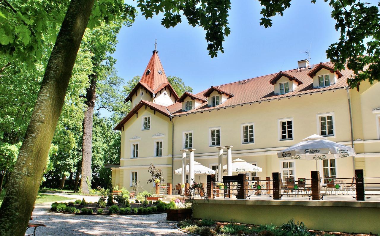Palac Kobylin Buitenkant foto